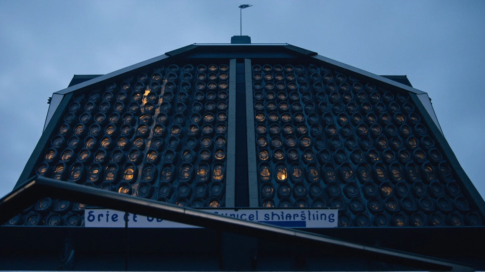 El edificio del Storting en Oslo al amanecer, junto a una maqueta visual de la propuesta de fondos.